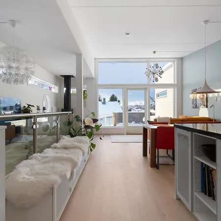Apartamento Modern Townhouse Near Fjellheisen And Center Tromsø